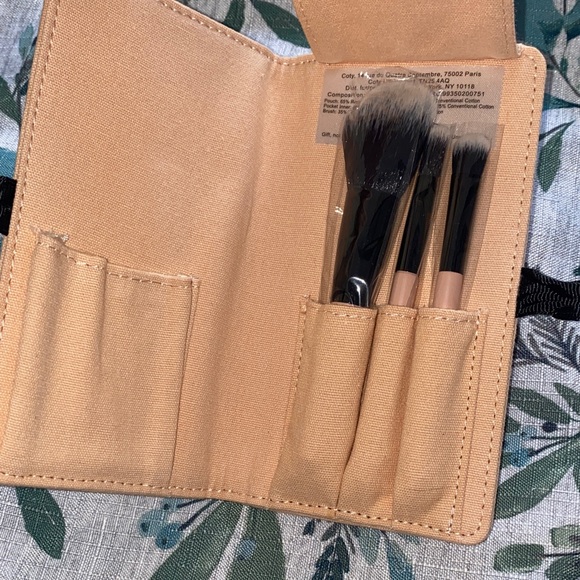 Gucci Tan Canvas Pouch with Gucci Brushes in Black Ribbon - Picture 2 of 2